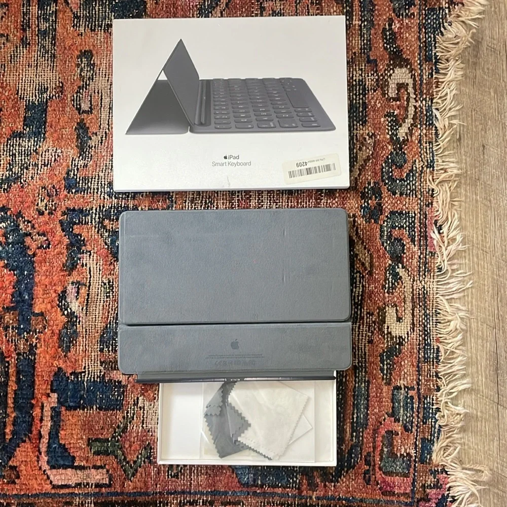 •| Apple IPad smart keyboard